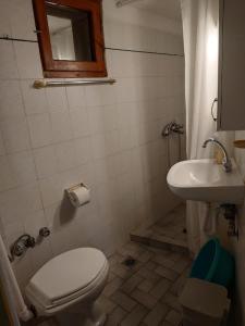 Ванная комната в The Mesaktis River Rooms 1