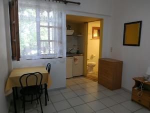 Кухня или мини-кухня в The Mesaktis River Rooms 1
