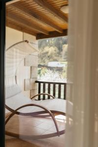 einen Stuhl auf einer Veranda mit einem Fenster in der Unterkunft Quinta do Bento in Vieira do Minho