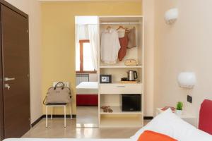 Zimmer mit einem Schrank mit einem Bett und einem Stuhl in der Unterkunft Comfort House in Sorrent