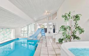 Bøtø ByにあるAwesome Home In Vggerlse With Sauna, Wifi And Indoor Swimming Poolの家屋内の滑り台付きスイミングプール