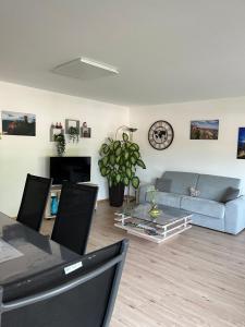 una sala de estar con un sofá y una mesa en L’Aiglon, en Ribeauvillé