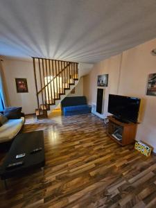 uma sala de estar com um sofá e uma televisão de ecrã plano em Majka 2 Apartments em Kotor