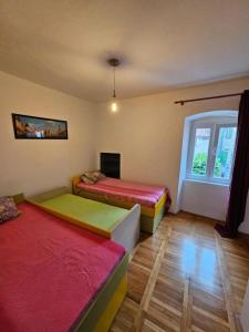 um quarto com duas camas e uma janela em Majka 2 Apartments em Kotor