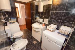 baño con 2 aseos y lavamanos en Majka 2 Apartments en Kotor