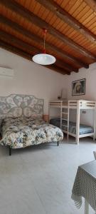 una camera con letto e soffitto in legno di Voscenza Benerica a Vittoria