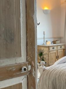 a bedroom with a bed with a wooden door at Altstadt-Gästehaus mit Garten. Und Herz. in Bad Kreuznach