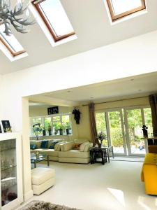 אזור ישיבה ב-Serene spacious room (double) in gorgeous bungalow on river near Thorpe park and Holloway University Egham
