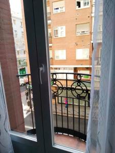 Blick auf einen Balkon aus dem Fenster in der Unterkunft Renovado apartamento en Delicias by beBalmy in Madrid