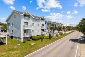 una fila di case sul ciglio di una strada di One Block from the Beach! Surfside Pier is Open! a Myrtle Beach