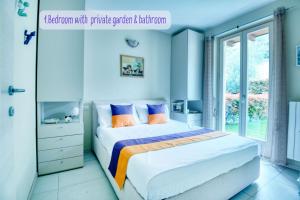Posteľ alebo postele v izbe v ubytovaní Panorama lake view, pool & garden, 2 bathrooms, kingsize & single-beds, fast Internet