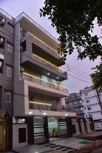 een hoog gebouw met balkons aan de zijkant bij Hotel Wedlock Medanta in Gurgaon