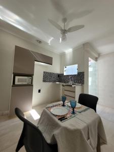 d'une salle à manger avec une table et un ventilateur de plafond. dans l'établissement Kitnet melhor localização zona norte, à Ribeirão Preto
