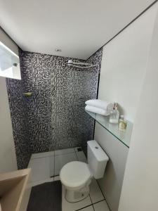 La salle de bains est pourvue d'une douche et de toilettes. dans l'établissement Kitnet melhor localização zona norte, à Ribeirão Preto
