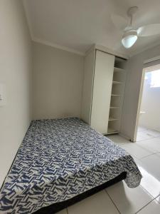 1 dormitorio con 1 cama en la esquina de una habitación en Kitnet melhor localização zona norte, en Ribeirão Preto