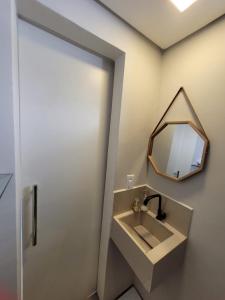 bagno con lavandino e specchio di Kitnet melhor localização zona norte a Ribeirão Preto