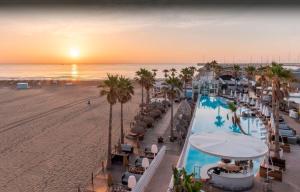 an aerial view of a resort with a pool and the beach at Apartamento Turistico Lux Center in Valencia