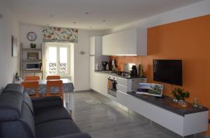 a living room with a couch and a kitchen at Appartamento Anna in Brenzone sul Garda