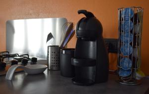 un bancone della cucina con macchinetta del caffè e utensili di Appartamento Anna a Brenzone sul Garda