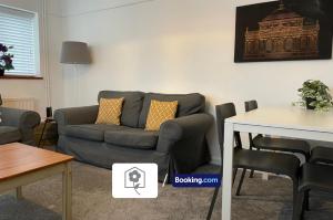 uma sala de estar com um sofá e uma mesa em Spacious Detached Highfield House By Your Stay Solutions Short Lets & Serviced Accommodation Netley Southampton Free Parking em Southampton