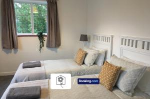 a bedroom with two beds and a window at Spacious Detached Highfield House By Your Stay Solutions Short Lets & Serviced Accommodation Southampton Free Parking in Southampton
