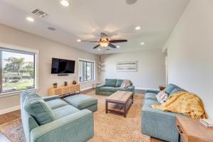 Expansive Mesa Retreat with Private Outdoor Pool! TV 또는 엔터테인먼트 센터