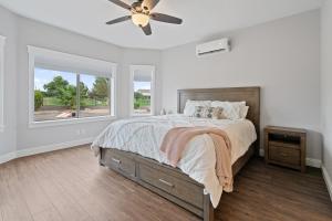 Expansive Mesa Retreat with Private Outdoor Pool! 객실 침대