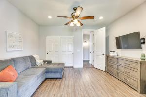 Expansive Mesa Retreat with Private Outdoor Pool! TV 또는 엔터테인먼트 센터