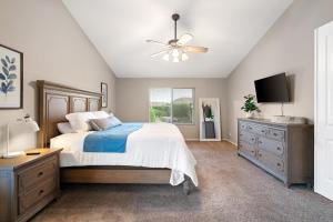 Expansive Mesa Retreat with Private Outdoor Pool! 객실 침대