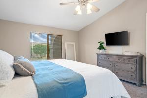Expansive Mesa Retreat with Private Outdoor Pool! 객실 침대