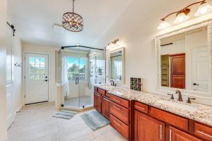 Expansive Mesa Retreat with Private Outdoor Pool! 욕실