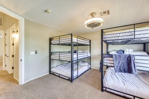 Expansive Mesa Retreat with Private Outdoor Pool! 객실 침대