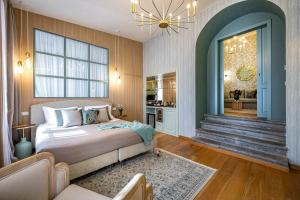 a bedroom with a bed and a chandelier at Hotel La Scaletta al Ponte Vecchio in Florence