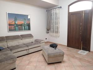 salon z kanapą i kanapą w obiekcie Mare d'Amare w mieście Mazara del Vallo +29 zdjęć