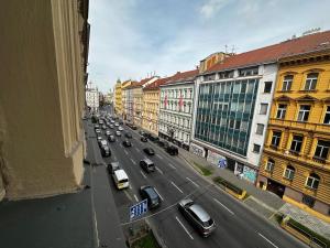 einen Luftblick auf eine Straße mit Autos in der Unterkunft LEX apartments Prague in Prag