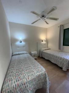 1 Schlafzimmer mit 2 Betten und einem Deckenventilator in der Unterkunft CERCA PLAYA - 6 PERSONAS - IDEAL FAMILIAS in Playa del Ingles