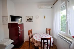 a kitchen with a table and a refrigerator at Wohnung in Novigrad mit privatem Parkplatz in Karpinjan