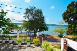 uma vista para a água de uma casa com vasos de plantas em Orr's Hill Sea Side em Trincomalee