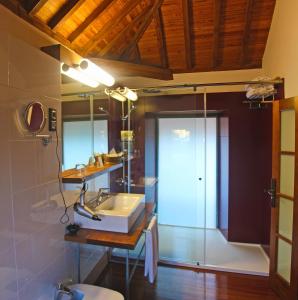 Hotel Rural El Mondalón في لاس بالماس دي غران كاناريا: حمام مع حوض ومرآة