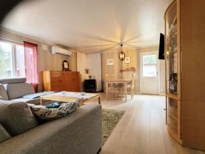 ein Wohnzimmer mit einem Sofa und einem Tisch in der Unterkunft Nice holiday home at Gotlands most child-friendly beach outside Slite in Slite