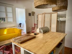 salon ze stołem i żółtą kanapą w obiekcie CozyStudio w Chalkidzie