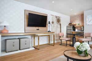 ein Wohnzimmer mit einem Flachbild-TV an der Wand in der Unterkunft The Bentley Hotel Southampton in Southampton