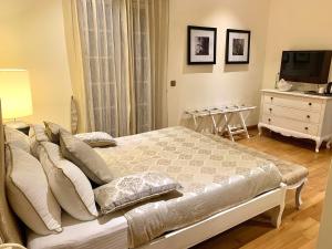 Een bed of bedden in een kamer bij Maple Castle
