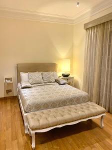 Een bed of bedden in een kamer bij Maple Castle