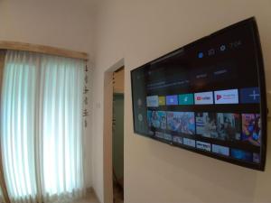 TV a/nebo společenská místnost v ubytování Uma Menuh Surf House