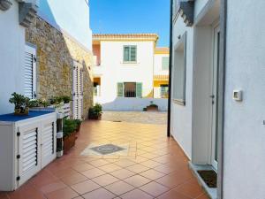 an empty courtyard with a house and a building at Guendalina in Santa Teresa Gallura