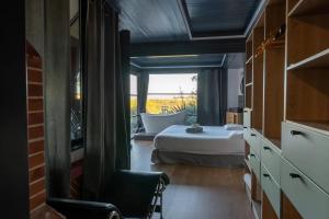 - une chambre avec une baignoire, un lit et une fenêtre dans l'établissement Sublime 180° d'Avignon Villeneuve Ventoux Alpilles, à Villeneuve-lès-Avignon