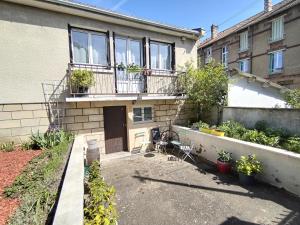 ein Haus mit einem Balkon mit Pflanzen darauf in der Unterkunft Etage privatif tout confort dans une maison in Conflans-Sainte-Honorine
