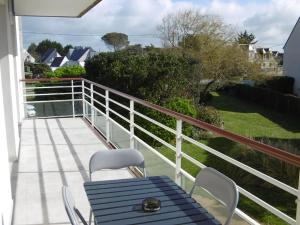 a blue table and chairs on a balcony at Appartement 4 pièces 6 personnes Vue imprenable sur l'océan - Noan in Sarzeau