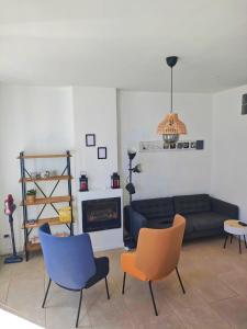 ein Wohnzimmer mit Stühlen, einem Sofa und einem Kamin in der Unterkunft Chic And Modern Apt 5 Min From The Beach in Marseille